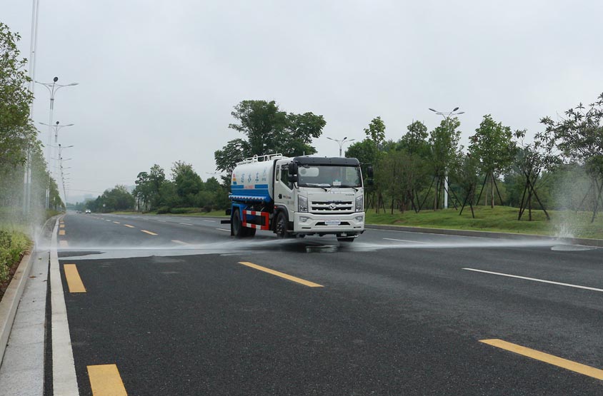 18方東風(fēng)柳汽乘龍霧炮灑水車前沖功能演示