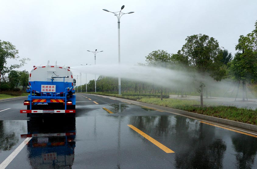 18方東風(fēng)柳汽乘龍霧炮灑水車頂噴功能演示