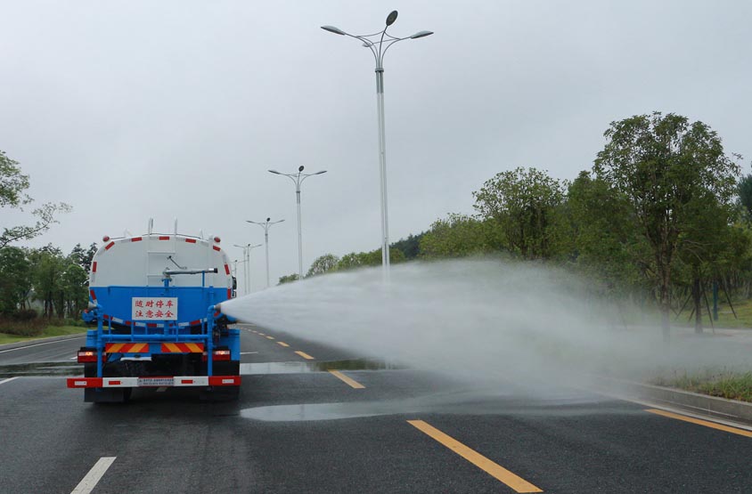 18方東風(fēng)柳汽乘龍霧炮灑水車側(cè)噴功能演示